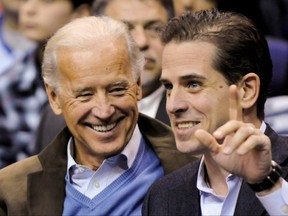 Sur cette photo d'archive, l'ancien vice-président américain Joe Biden et son fils Hunter Biden assistent à un match de basket-ball de la NCAA entre l'Université de Georgetown et l'Université Duke à Washington, DC, le 30 janvier 2010.