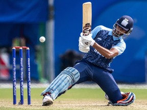 Yashasvi Jaiswal, de l'Inde, joue un tir lors d'un match de cricket.