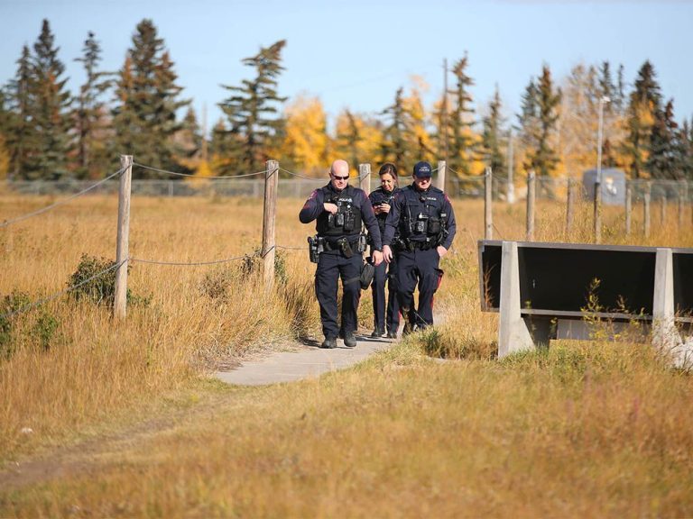 Il vous manque de l’argent ?  La police recherche la source des 5 000 $ déversés dans le sud-est de Calgary