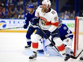 Joe Thornton des Panthers de la Floride foule le terrain lors d'un match contre le Lightning de Tampa Bay à l'Amalie Arena le 19 octobre 2021 à Tampa.