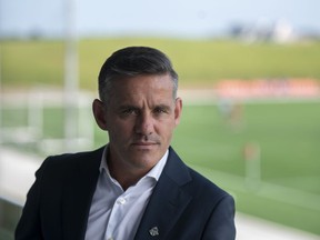 John Herdman pose pour une photo au BMO Training Field