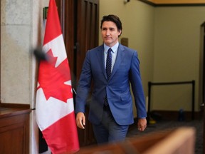 Le premier ministre Justin Trudeau arrive pour une conférence de presse.