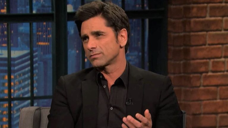 John Stamos parle franchement d'avoir été agressé sexuellement par une baby-sitter et pourquoi il a attendu pour partager son traumatisme
