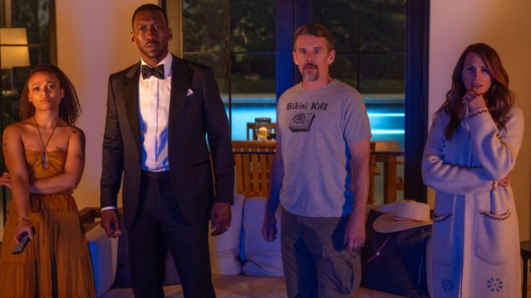 Julia Roberts, Ethan Hawke et Mahershala Ali font face à une cyberattaque dans la bande-annonce de Leave The World Behind
