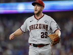 Merrill Kelly des Diamondbacks de l'Arizona traverse le terrain après la cinquième manche contre les Rangers du Texas lors du deuxième match des World Series au Globe Life Field le 28 octobre 2023 à Arlington, Texas.