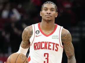 DOSSIER – Le garde des Houston Rockets Kevin Porter Jr. dribble pendant la seconde moitié d’un match de basket NBA contre les Brooklyn Nets, le 7 mars 2023, à Houston.  Porter a été arrêté le lundi 11 septembre 2023 et accusé d'agression et d'étranglement après avoir prétendument attaqué sa petite amie dans un hôtel de New York.