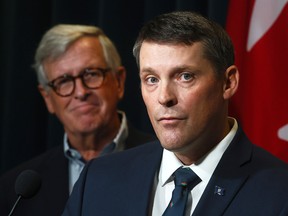 Le ministre des Finances de l'Alberta, Nate Horner, à droite, et Jim Dinning.