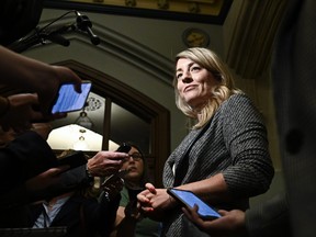 La ministre des Affaires étrangères Mélanie Joly s'adresse aux journalistes alors qu'elle arrive à une réunion du cabinet fédéral sur la Colline du Parlement à Ottawa, le mardi 3 octobre 2023.