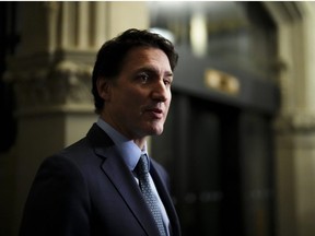 Le premier ministre Justin Trudeau arrive à une réunion du caucus sur la Colline du Parlement à Ottawa le mercredi 4 octobre 2023.