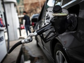 Une pompe à carburant est vue dans une voiture dans une station-service à Toronto.