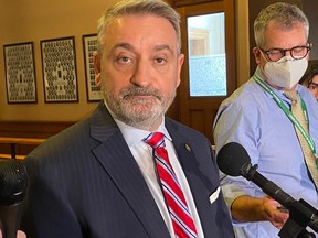 Paul Calandra s'adresse aux médias à Queen's Park, le mardi 25 octobre 2022.