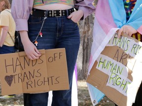 Des étudiants du secondaire se joignent à une grève pour protester contre le projet de loi provincial sur les pronoms à Regina, le mardi 17 octobre 2023.