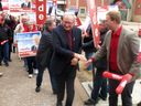 Le chef du Parti libéral de l'Île-du-Prince-Édouard, Wade MacLauchlan, salue ses partisans avant le débat des chefs, le 30 avril 2015.