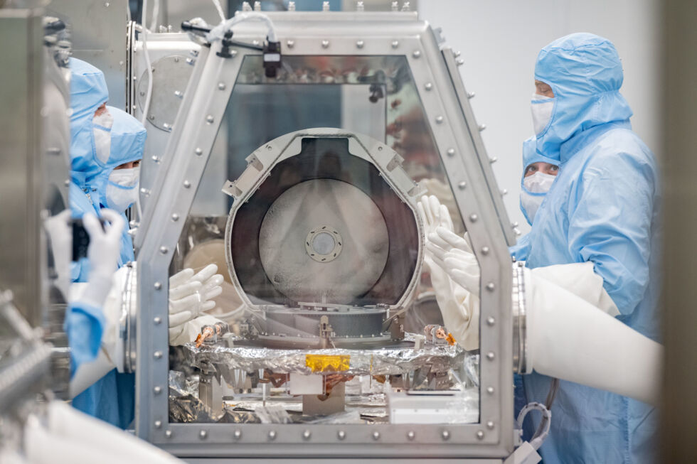 Ouverture du couvercle de retour d'échantillons d'astéroïdes OSIRIS REx dans l'installation de conservation des astromatériaux du bâtiment 31 du Johnson Space Center.