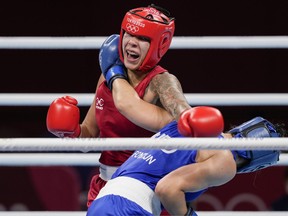 La Canadienne Tammara Thibeault, à gauche, frappe la Néerlandaise Nouchka Fontijn lors de son match de boxe féminine des poids moyens de 75 kg aux Jeux olympiques d'été de 2020, le samedi 31 juillet 2021, à Tokyo, au Japon.  Thibeault s'est qualifié pour les Jeux olympiques de 2024 à Paris en se qualifiant pour la finale des Jeux panaméricains.