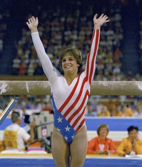 Mary Lou Retton réagit aux applaudissements après sa performance aux Jeux olympiques d'été de Los Angeles le 3 août 1984. (AP Photo/Suzanne Vlamis, File)