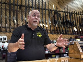 Rick LaChapelle, propriétaire de Coastal Trading and Pawn, est vu au comptoir de son armurerie à Auburn, dans le Maine, sur cette photo d'archive du 18 juillet 2022.