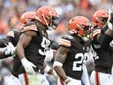 Myles Garrett (au centre) des Cleveland Browns célèbre avec ses coéquipiers après avoir limogé Ryan Tannehill des Titans du Tennessee la semaine dernière.