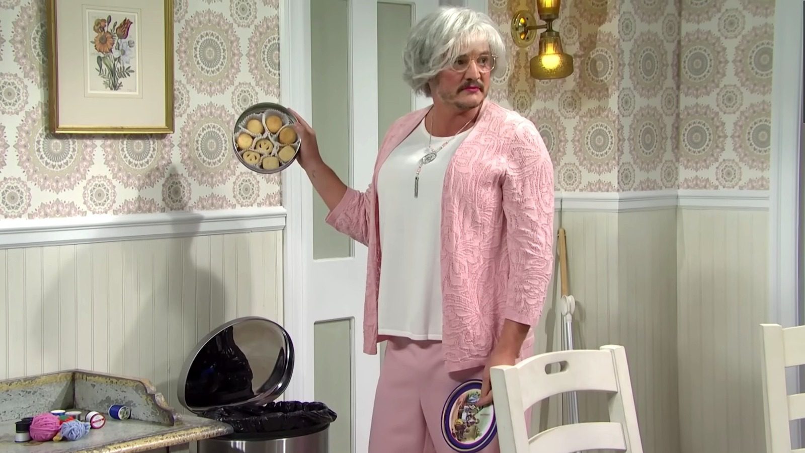 La mère protectrice de Pedro Pascal revient à SNL pour tourmenter une autre petite amie
