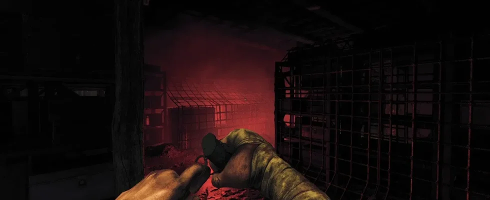 Amnesia The Bunker: the player's hands can be seen pulling the pin out of a grenade.