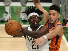 Jrue Holiday, à gauche, des Milwaukee Bucks est défendu par Devin Booker des Phoenix Suns au Fiserv Forum le 14 juillet 2021, à Milwaukee, Wisconsin. Holiday est à nouveau en mouvement cette intersaison, rejoignant les chargés Boston Celtics dans un échange avec Portland.