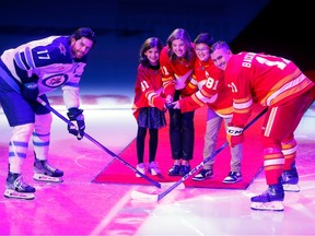 La famille Snow participe à la cérémonie d'ouverture au Scotiabank Saddledome à Calgary le mercredi 11 octobre 2023.