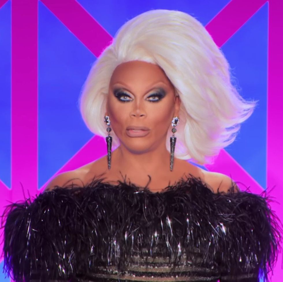 Rupaul dans Drag Race UK S5 épisode 5, avec une courte perruque blanche et une tenue noire