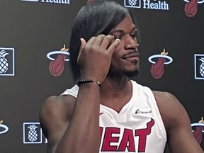 Jimmy Butler, joueur de basket-ball de la NBA des Miami Heat, assiste à la journée des médias de l'équipe à Miami le lundi 2 octobre 2023.