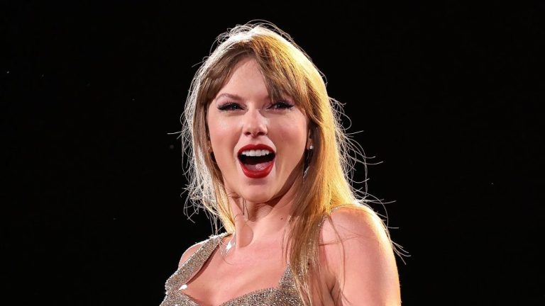 MEXICO CITY, MEXICO - AUGUST 24: EDITORIAL USE ONLY. Taylor Swift performs onstage during the "Taylor Swift 