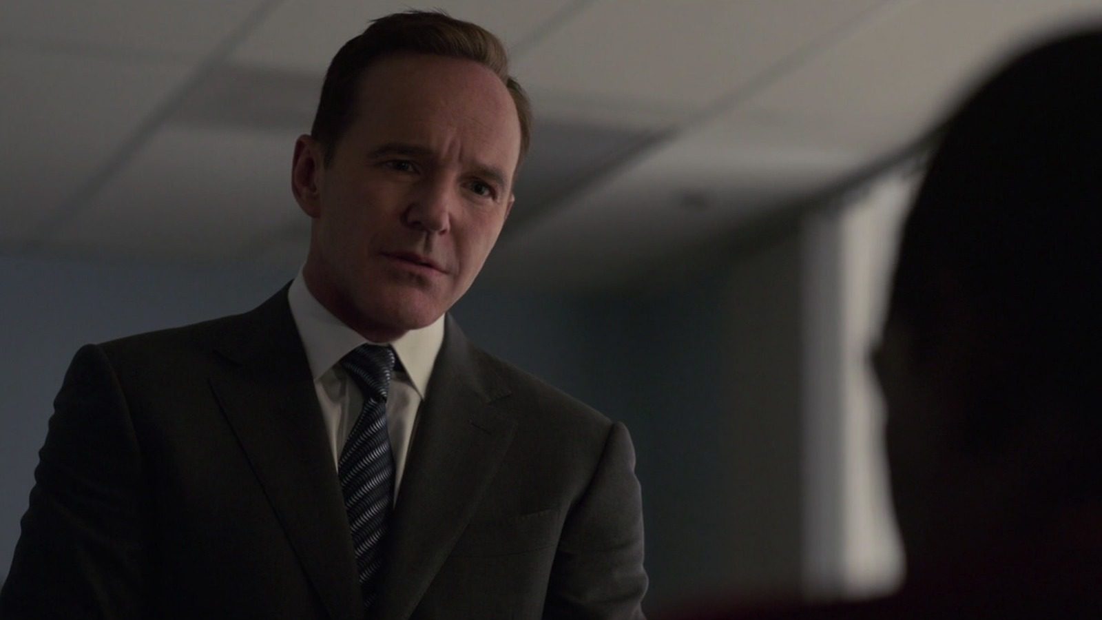 L'agent du SHIELD Phil Coulson met en garde le Congrès contre la menace des leurres modèles vivants
