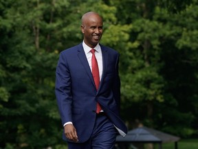 Le ministre du Développement international, Ahmed Hussen, a déclaré qu'il se concentrait sur l'accélération du financement de l'aide tout en consolidant l'héritage de Trudeau en matière de politique féministe.  Hussen sourit alors qu'il se dirige vers un remaniement ministériel à Rideau Hall, à Ottawa, le mercredi 26 juillet 2023.