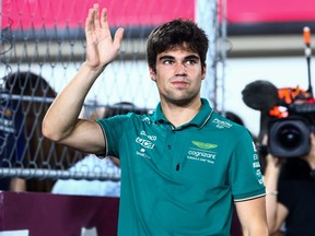 Lance Stroll et Aston Martin F1 Team saluent la foule lors du défilé des pilotes avant le Grand Prix de F1 du Qatar.