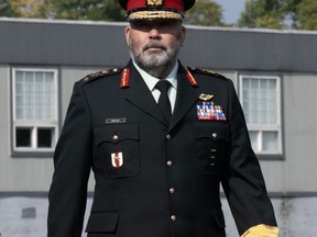 Le lieutenant-général.  Steven Whelan se rend à une procédure en cour martiale, le jeudi 28 septembre 2023 à Gatineau, au Québec.  L'armée canadienne a retiré la seule accusation de conduite portée contre Whelan, mettant ainsi fin à la cour martiale qui devait se dérouler le reste de la semaine.