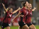 Jordyn Huitema, 9 ans, du Canada, célèbre son but avec ses coéquipières Julia Groos, 7 ans, et Shelina Zadorshy, 4 ans, lors du match de soccer féminin de la CONCACAF contre la Jamaïque à Toronto, le mardi 26 septembre 2023.