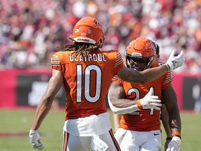 Chase Claypool (10 ans), receveur des Chicago Bears, célèbre un touché avec son coéquipier Khalil Herbert (24 ans) au cours de la seconde moitié d'un match de football de la NFL, le dimanche 17 septembre 2023, à Tampa, en Floride.