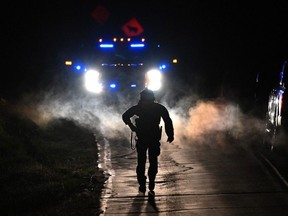 Les forces de l'ordre sont vues à l'extérieur du domicile du père et du frère du suspect Robert Card à Bowdoin, dans le Maine, le 26 octobre 2023, à la suite d'une fusillade de masse à Lewiston, dans le Maine.