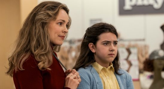 Rachel McAdams as Barbara Dimon and Abby Ryder Fortson as Margaret Simon in Are You There God? It’s Me, Margaret. Photo Credit: Dana Hawley