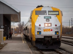 Un train de voyageurs de Via Rail.