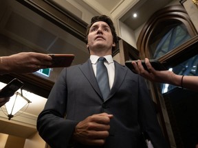 Le premier ministre Justin Trudeau s'adresse aux journalistes alors qu'il se rend à la période des questions, à Ottawa, le mardi 17 octobre 2023.