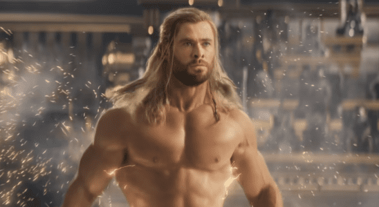 "Le gars est un grand garçon" : le chef de Chris Hemsworth se souvient avoir gardé l'acteur bien nourri tout en s'assurant qu'il restait en forme de Thor