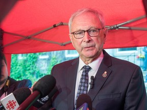 Le premier ministre du Nouveau-Brunswick, Blaine Higgs, s'adresse aux médias à l'extérieur de la Maison du Gouvernement.