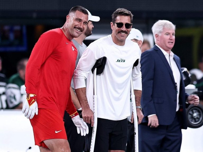 Le quart des Jets de New York, Aaron Rodgers, prend un coup à «M.  Travis Kelce de Pfizer