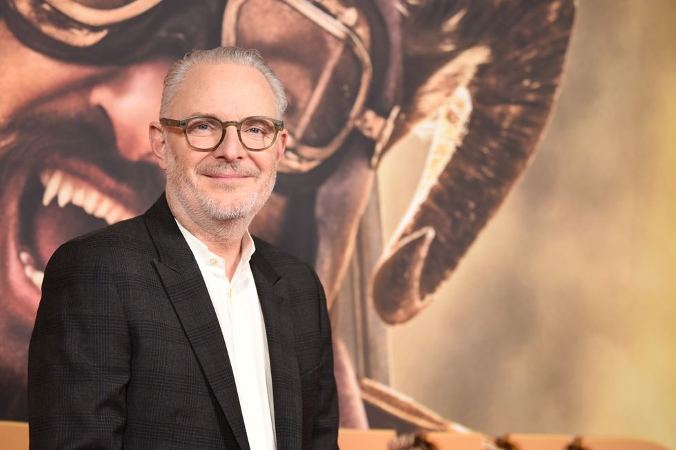 Francis Lawrence, un cinéaste aux cheveux gris portant des lunettes marron clair, souriant à la caméra