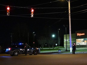 Des policiers se trouvent dans la zone proche d'une usine de recyclage où le corps du suspect, Robert Card, aurait été retrouvé à 12 km de Lewiston, dans le Maine, le 27 octobre 2023.