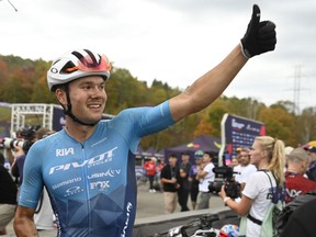 PHOTO DE DOSSIER – Gunnar Holmgren, d'Orillia, en Ontario.  donne son feu vert lors de l'épreuve de vélo de montagne Cross-country courte piste de la Coupe du monde UCI, le vendredi 6 octobre 2023 à Beaupré, Québec.  Holmgren a remporté samedi la première médaille d'or du Canada aux Jeux panaméricains.