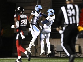 Le receveur des Argonauts Dejon Brissett célèbre son touché de 61 verges contre les Redblacks avec le quart Cameron Dukes lors de la première mi-temps à Ottawa, le samedi 28 octobre 2023.