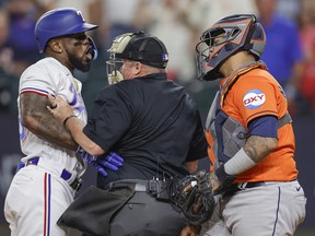 Adolis Garcia des Texas Rangers se dispute avec Martin Maldonado des Astros de Houston après avoir été touché par un lancer au Globe Life Field le 20 octobre 2023 à Arlington, Texas.