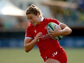 Sophie De Goede, d'Équipe Canada, trouve une ouverture contre l'équipe du Mexique lors d'un match de rugby féminin lors de l'épreuve de qualification olympique de Rugby Sevens Paris 2024 au Starlight Stadium de Langford, en Colombie-Britannique, le samedi 19 août 2023.