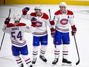 Le défenseur des Canadiens de Montréal Mattias Norlinder (59) célèbre après avoir obtenu une passe décisive avec le défenseur Jordan Harris (54) sur un objectif d'égaliser le match du centre Sean Monahan (91), lors de la troisième période d'action de hockey de la LNH contre les Sénateurs d'Ottawa à Ottawa le octobre 7 septembre 2023.