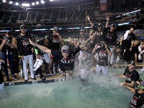 Les Diamondbacks de l'Arizona célèbrent dans la piscine après avoir battu les Dodgers de Los Angeles 4-2 lors du troisième match de la série Division à Chase Field le 11 octobre 2023 à Phoenix, en Arizona.  (Photo d'Elsa/Getty Images)